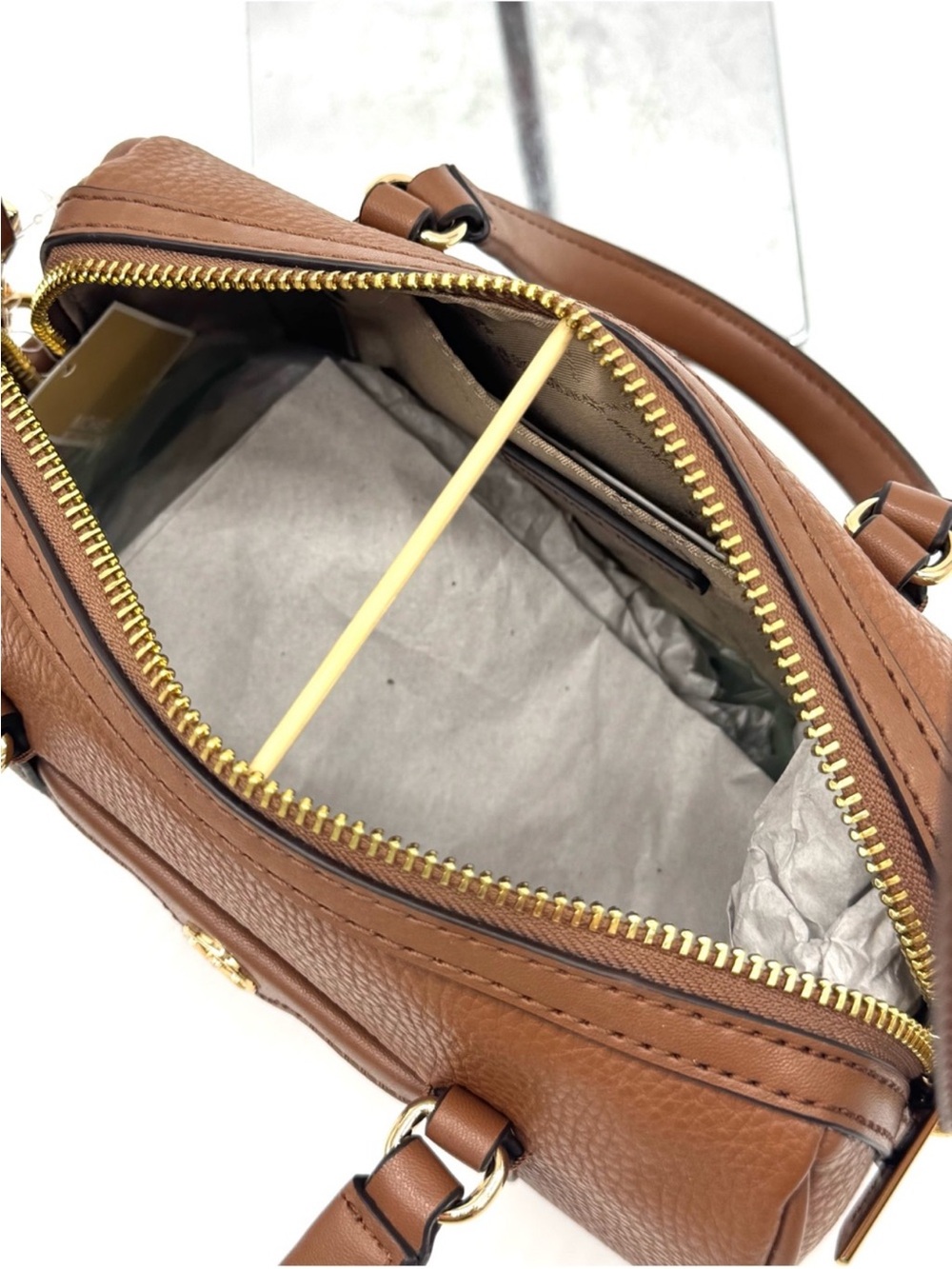 Michael Kors Small Travel Duffle Xbody Bag & Matching TZ Coinpouch Luggage - Picture 7 of 12